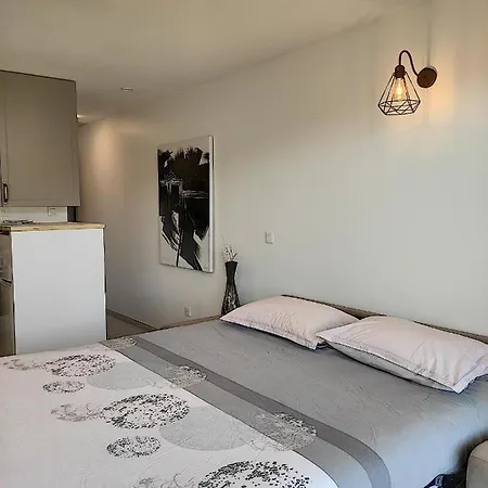 One Bedroom With Balcony Just Renovate דירה *